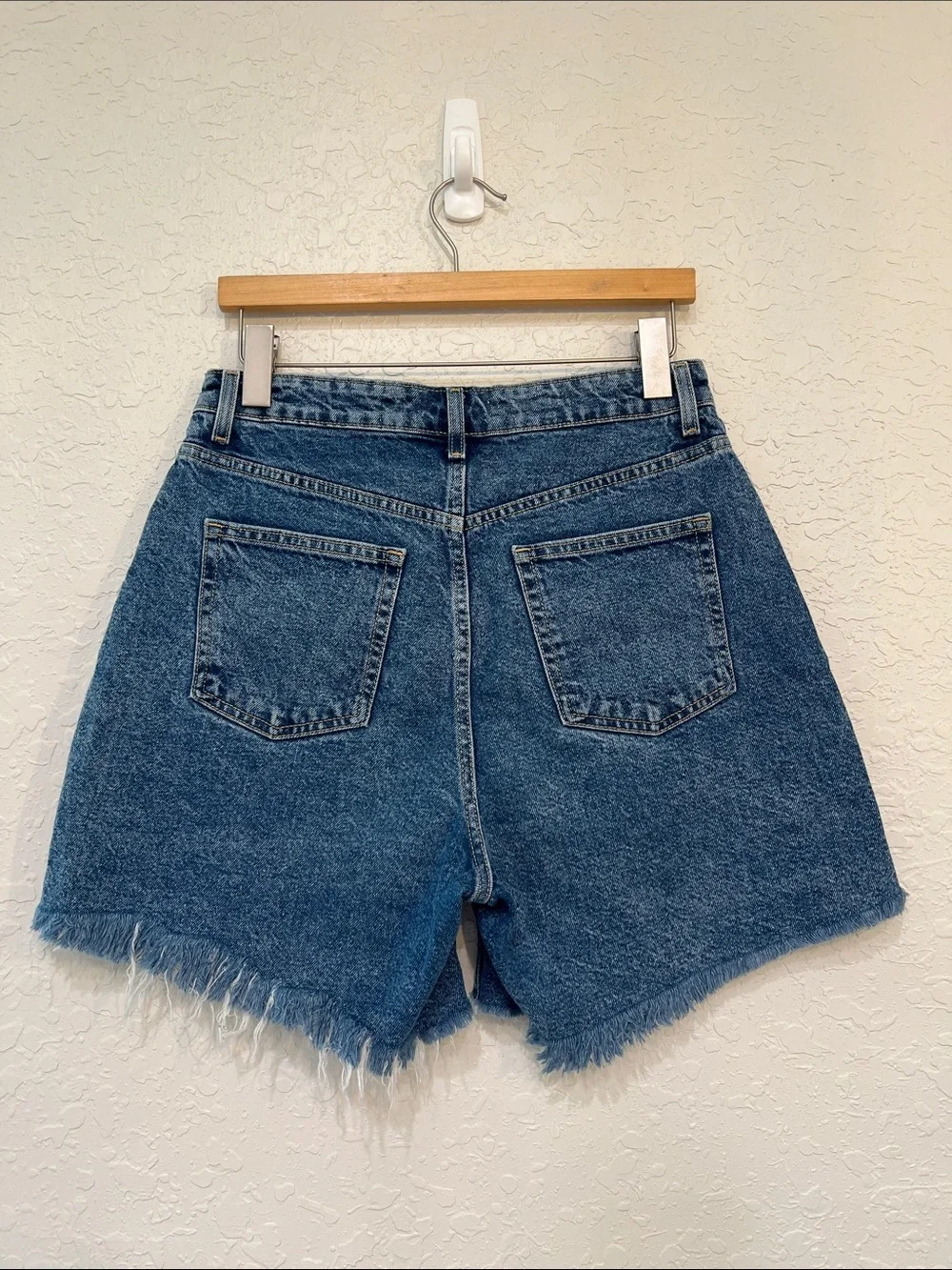 H&M High Waisted Denim Shorts Raw Hem Distressed Medium Wash Size 8 - Picture 3 of 8